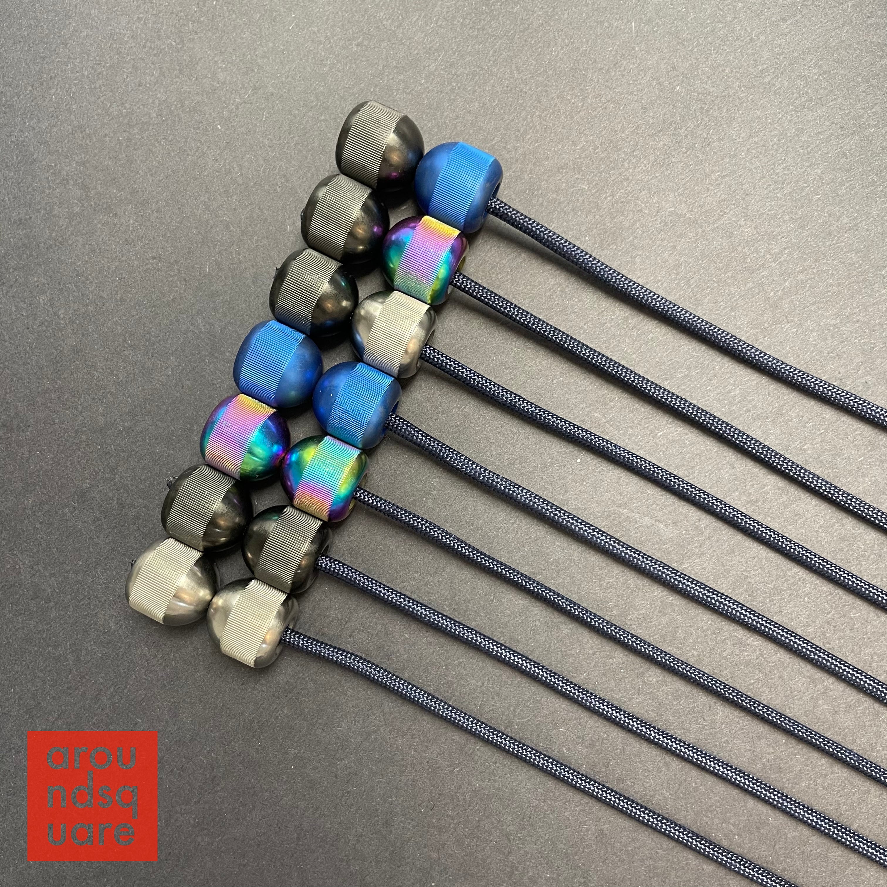 Aroundsquare Titan begleri in machined metal finish